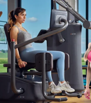 Frauen im Fitnessstudio beim Training