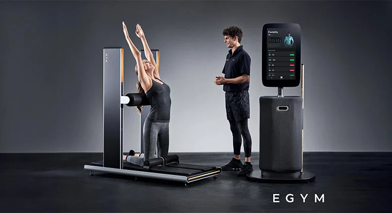 Frau trainiert, Trainer beobachtet.