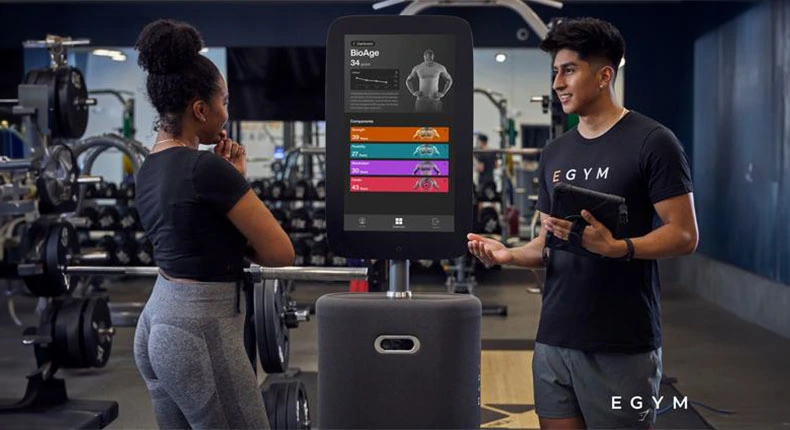 Fitnessstudio mit digitalem Trainingsgerät