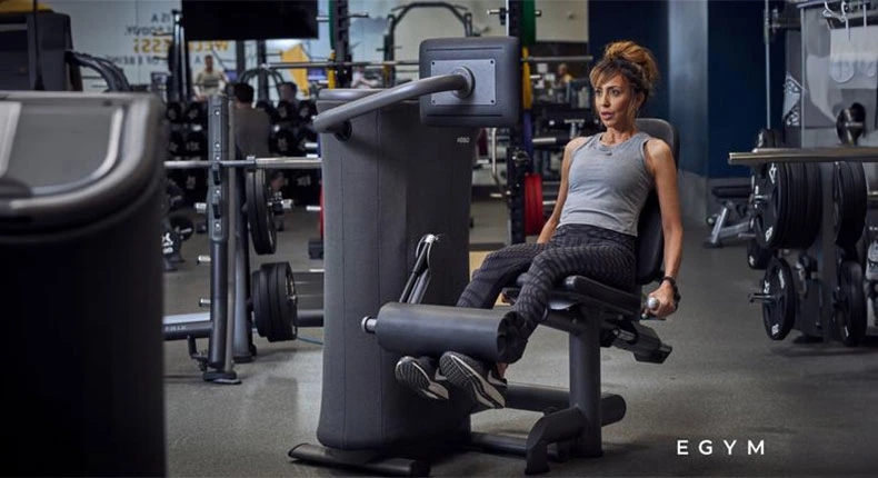 Frau trainiert im Fitnessstudio.
