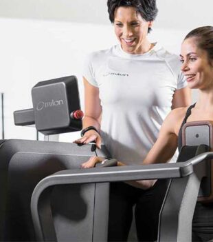 Zwei Frauen beim Training im Fitnessstudio.