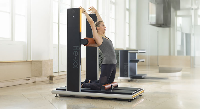 Moderne Fitnessgeräte in heller Umgebung.