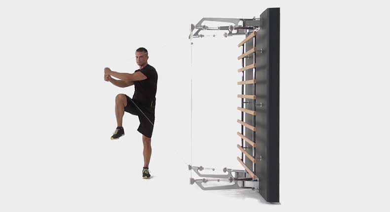 Mann trainiert mit Kinesis-Gerät.