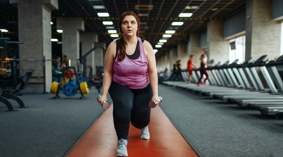 Frau trainiert im Fitnessstudio.