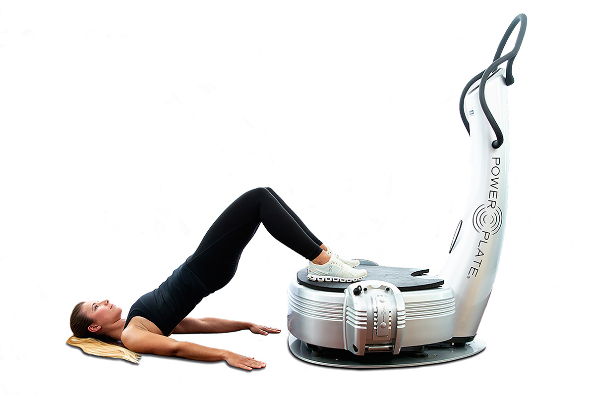 Person trainiert auf Vibrationsplatte.