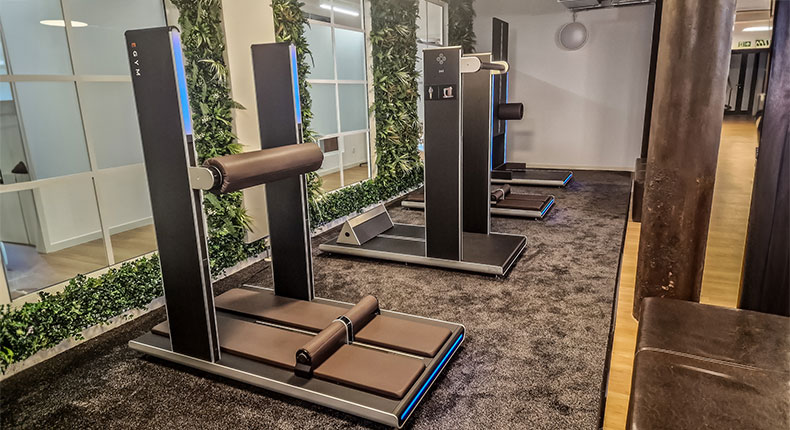 Moderne Fitnessgeräte in einem Studio