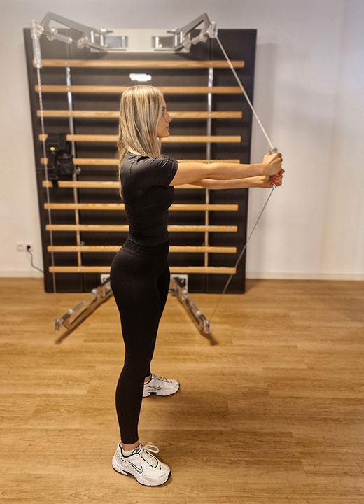 KINESIS 7 Frau trainiert mit Widerstandsband.