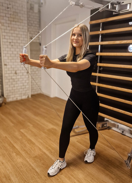 KINESIS 5 Frau trainiert mit Kinesis-Gerät.