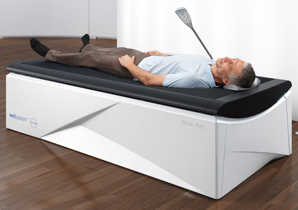 Person liegt auf einer Liege